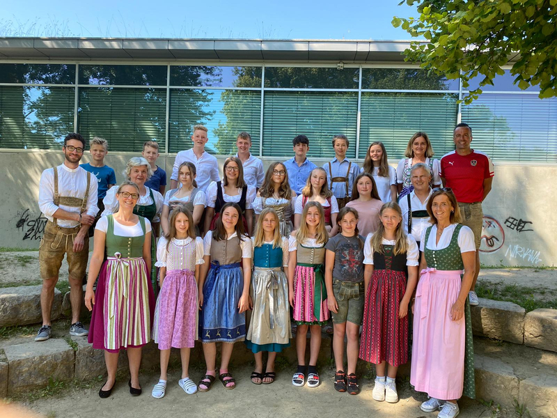 foto lederhosen und dirndl donnerstag
